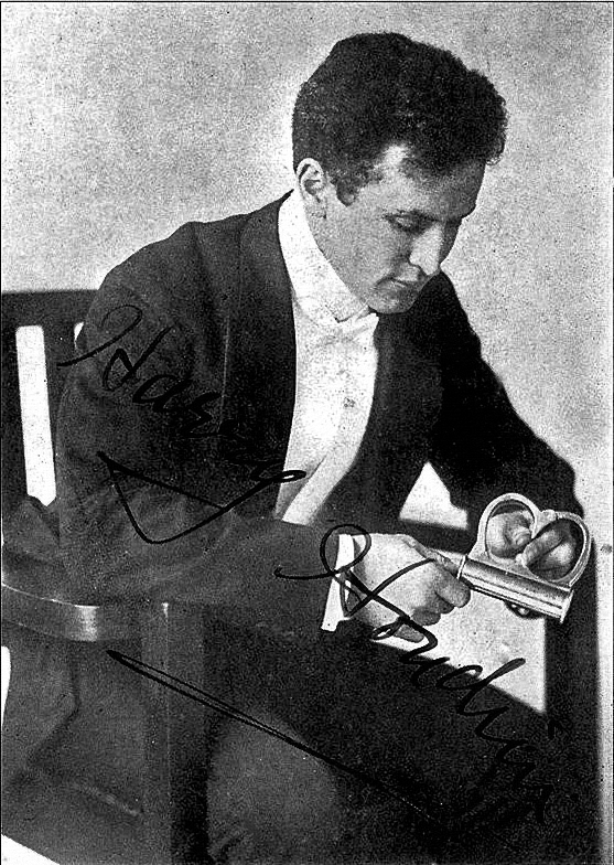 Harry Houdini-sitting.jpg